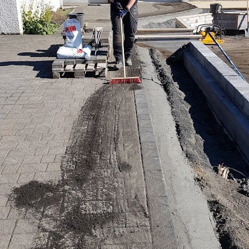 Fúgusandur sópaður niður í hellulögn