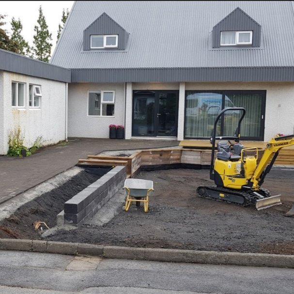 Steypt meðfram gróthleðslu