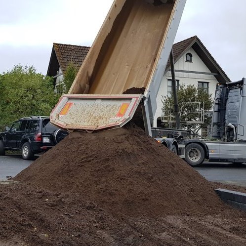 Vörubíll með mold
