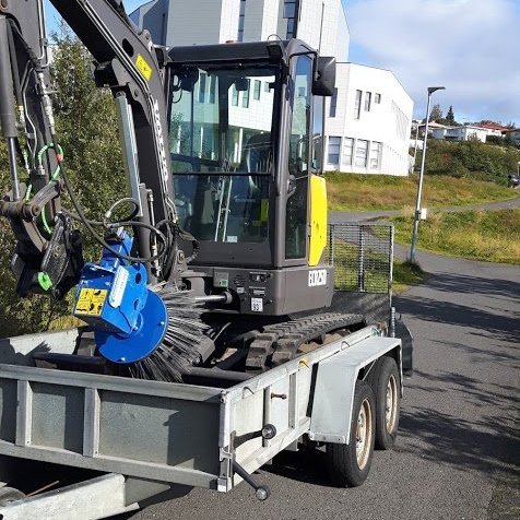 Volvo grafa með vírburstum