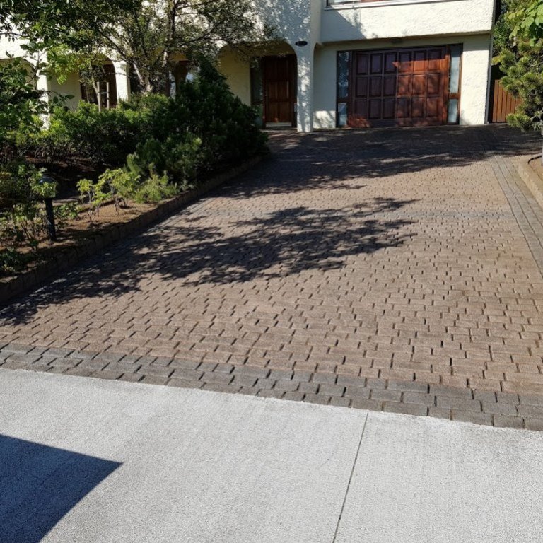 Helluhreinsun á bílaplani lokið