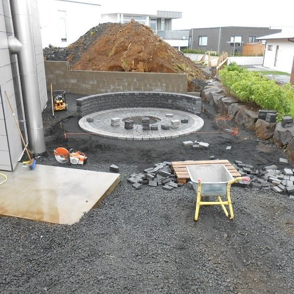 Unnið við hleðsluvegg