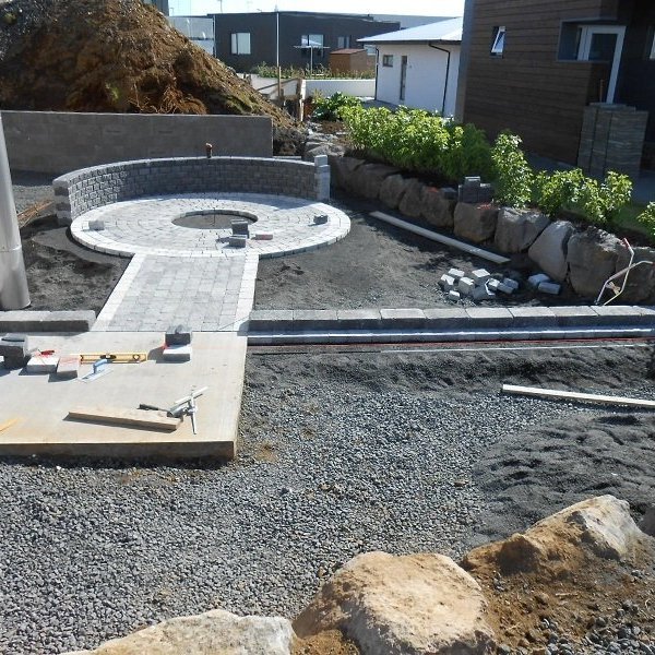 Kantsteinn og þrifhellur til að afmarka svæði