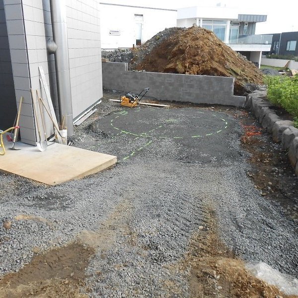 Merkt fyrir steinahleðslu og hellulögn