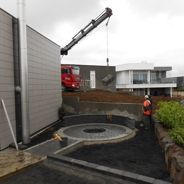 Krissi hífir stuðlabergið á sinn stað