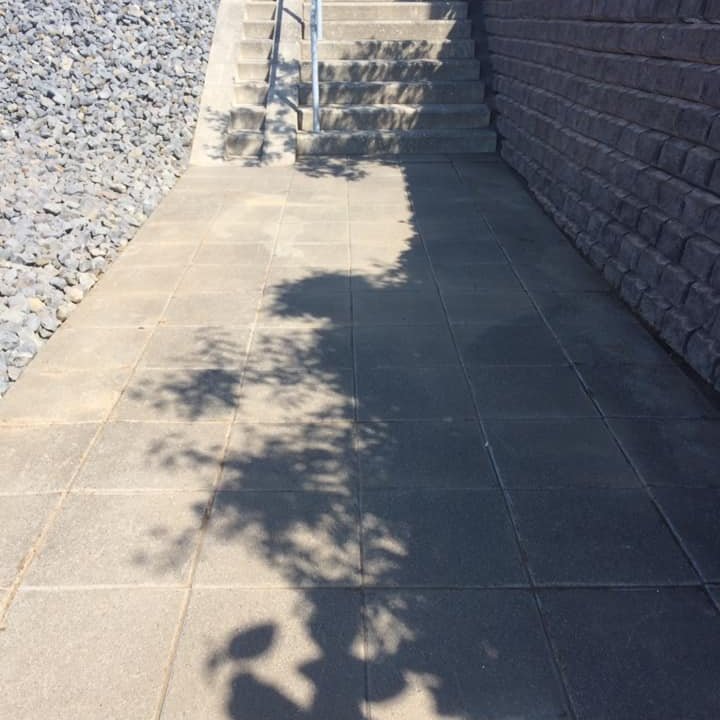 Hellulögn meðfram steinum eftir hreinsun