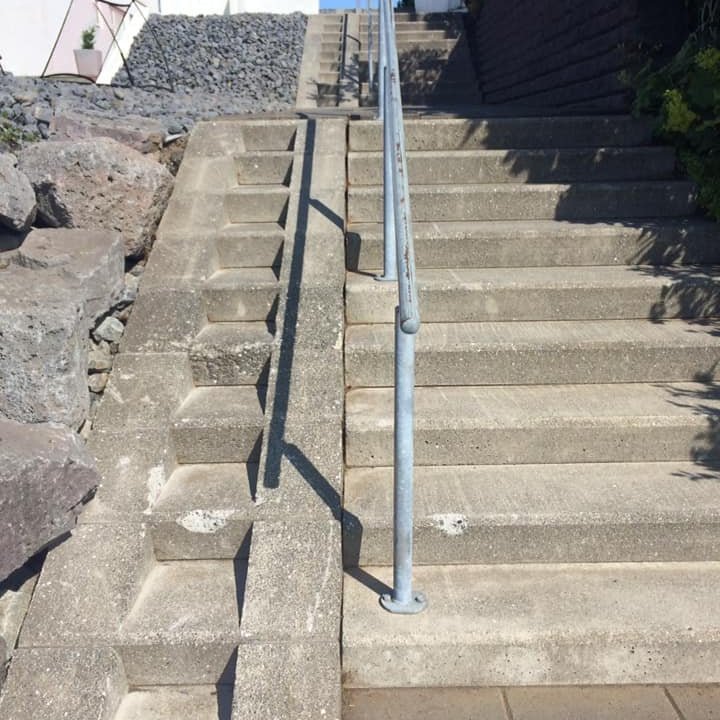 Rampur og tröppur eftir hreinsun