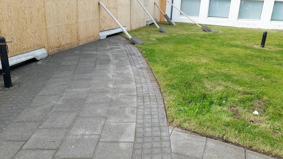 Gras og hellur eftir slátt og hreinsun