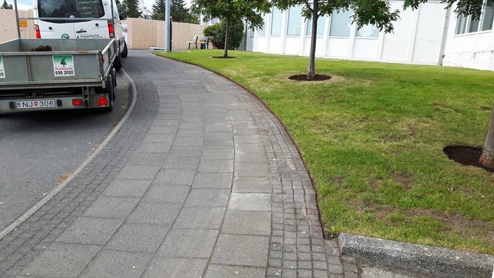 Hellur,gras og beð klár fyrir sumarið