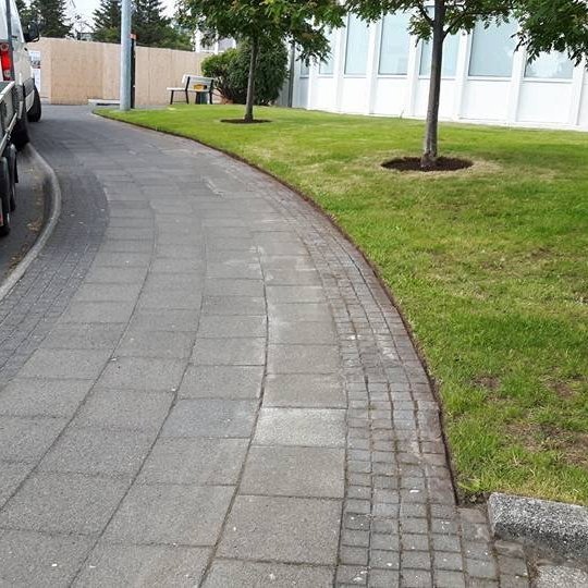 Hreinsun á hellum,kantskurði,beðum og grasi lokið