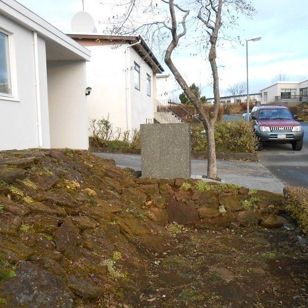 Náttúrugrjót komið fyrir