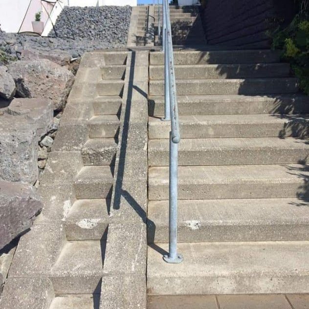 Tröppur og stígur hreinsaður